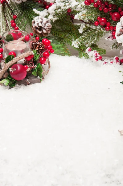 Fundo de Natal com neve artificial, uma vela e galhos de árvore de Natal — Fotografia de Stock