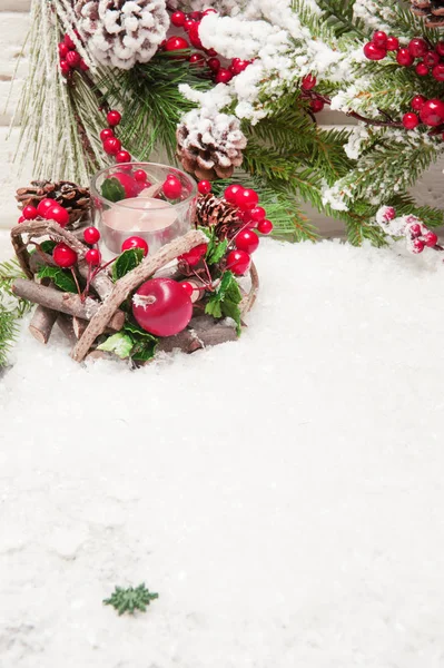 Fundo de Natal com neve artificial, uma vela e galhos de árvore de Natal — Fotografia de Stock