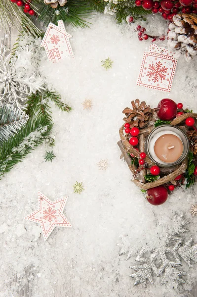 Jul bakgrund med konstgjord snö, ljus och jul trädgrenar. Ovanifrån — Stockfoto