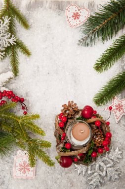 Yapay kar, mum ve Noel ağacı dalları ile Noel arka plan. Üstten görünüm