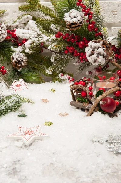 Fundo de Natal com neve artificial, uma vela e galhos de árvore de Natal — Fotografia de Stock