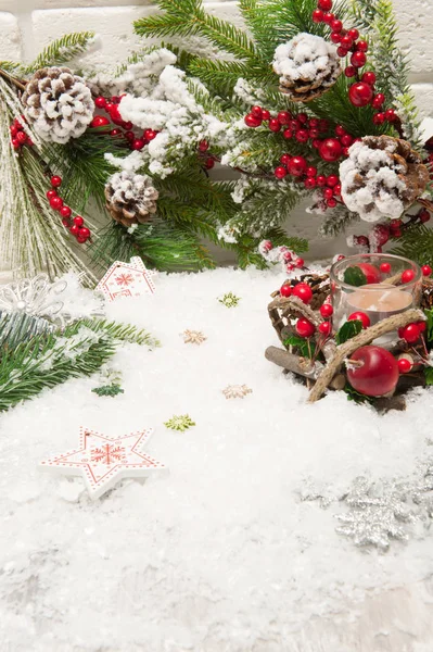 Fundo de Natal com neve artificial, uma vela e galhos de árvore de Natal — Fotografia de Stock