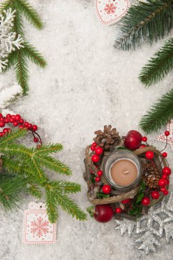 Yapay kar, mum ve Noel ağacı dalları ile Noel arka plan. Üstten görünüm