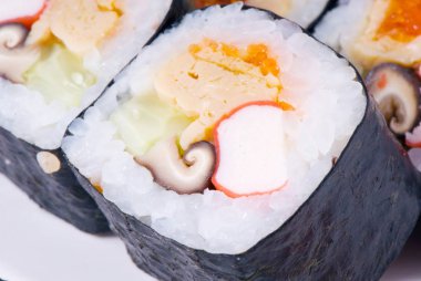 Japon suşi bir tabakta rulo