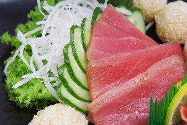 Japon Tuna Sashimi bir tabak üzerinde
