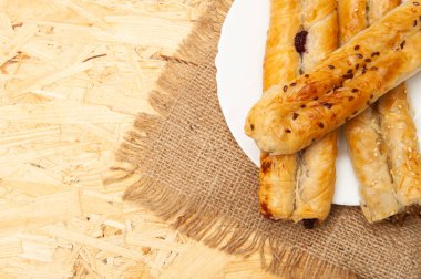 Rulo bir tabak üzerinde dolgu ile.