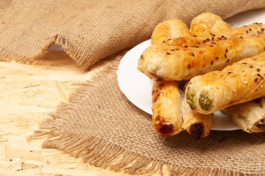 Rulo bir tabak üzerinde dolgu ile.