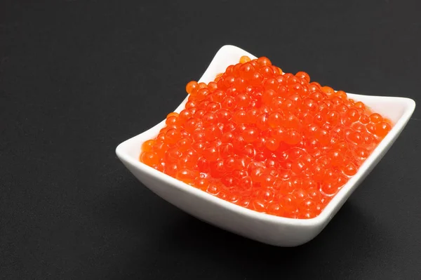 Caviar rojo en un platillo —  Fotos de Stock