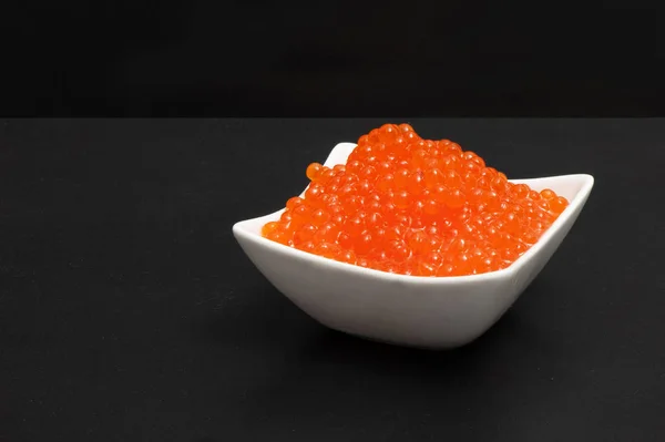 Caviar vermelho em um pires — Fotografia de Stock