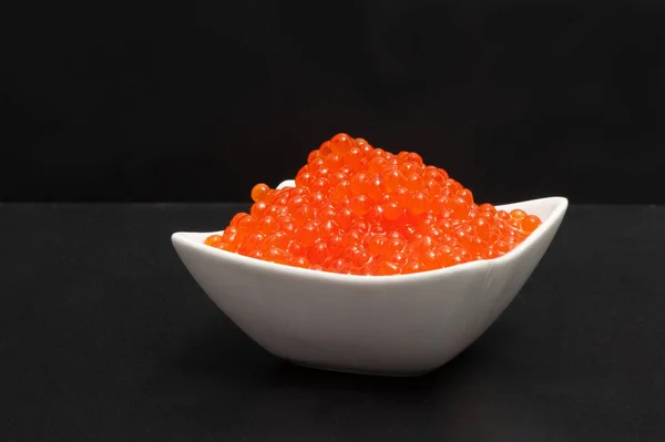 Caviar vermelho em um pires — Fotografia de Stock