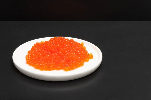 Caviar vermelho em um pires — Fotografia de Stock