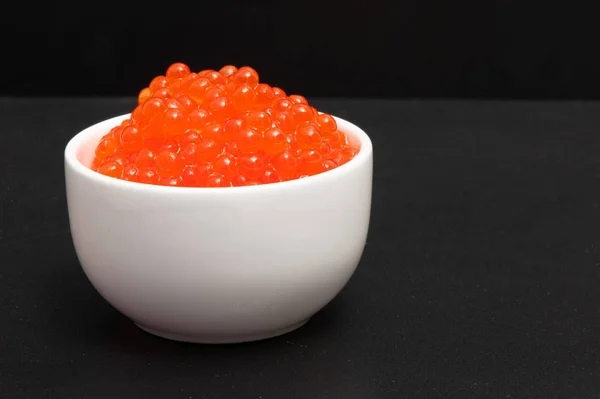 Caviar vermelho em um pires — Fotografia de Stock