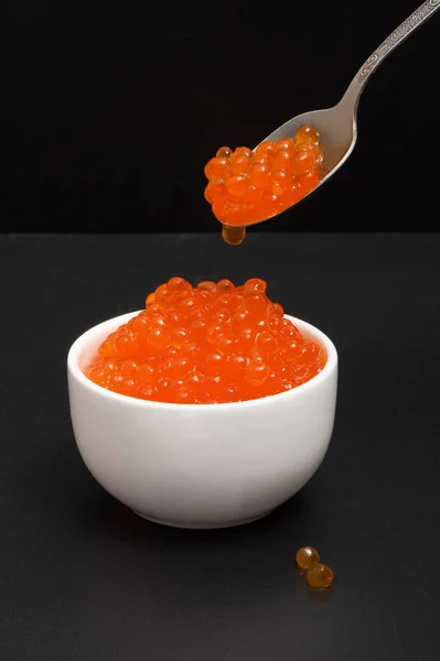 Caviar vermelho em um pires — Fotografia de Stock