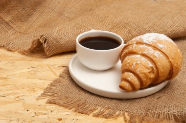 Bir tabaktabaktabak kahve ile Kruvasan