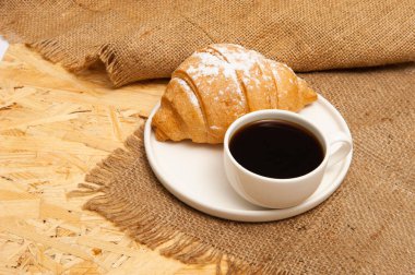 Bir tabaktabaktabak kahve ile Kruvasan