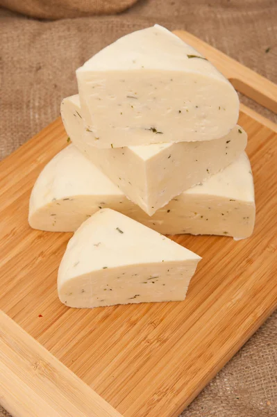 Τυρί πυτιάς σε ξύλινη σανίδα — Φωτογραφία Αρχείου