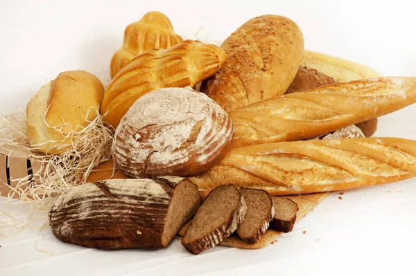 Varios tipos de pan sobre fondo blanco —  Fotos de Stock