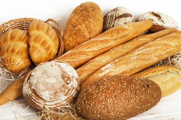Varios tipos de pan sobre fondo blanco —  Fotos de Stock