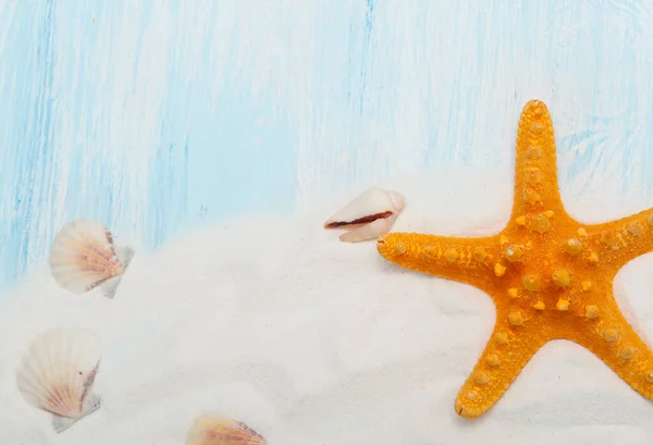 Fondo marino con arena blanca y madera pintada de azul, estrellas de mar, conchas — Foto de Stock