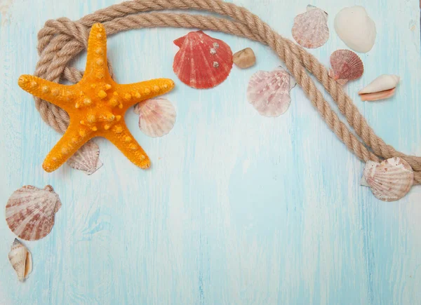 Fondo marino con madera azul, cuerda, estrellas de mar, conchas — Foto de Stock