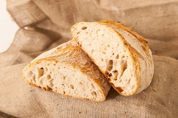 Pan blanco sobre fondo de arpillera —  Fotos de Stock