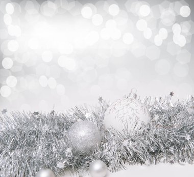 Kar taneleri ve Noel süsleriyle beyaz Noel arkaplanı.