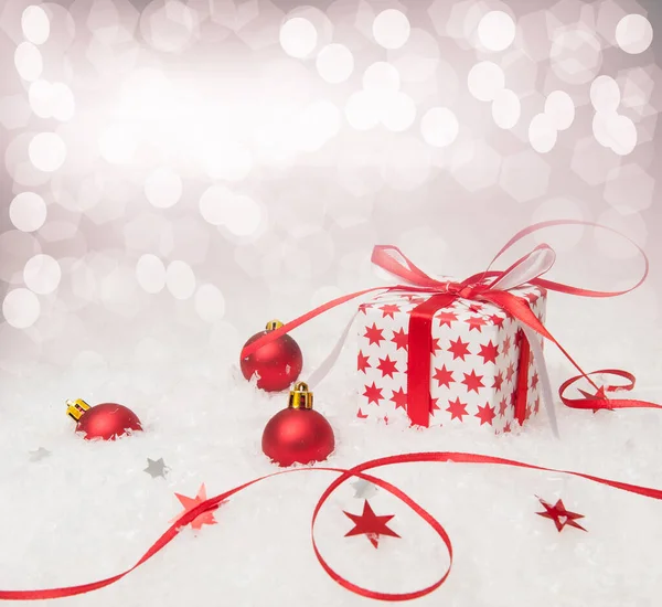 Vit jul bakgrund med snöflingor och julpynt. — Stockfoto