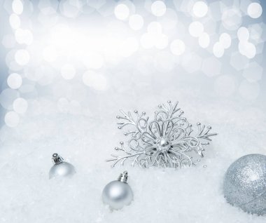 Kar taneleri ve Noel süsleriyle beyaz Noel arkaplanı.