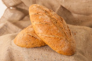Çuval bezi arkaplanda beyaz ekmek