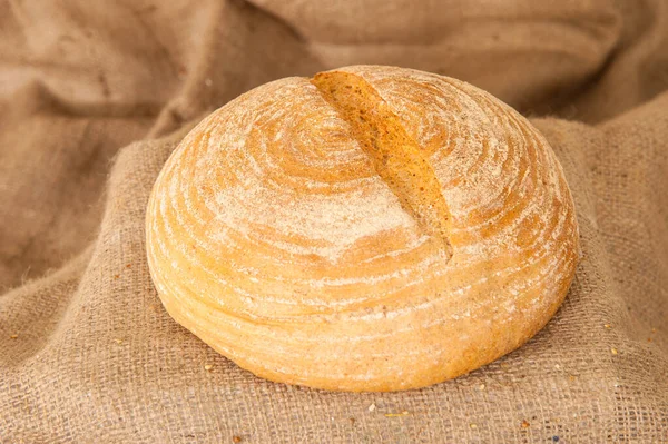 Pan blanco sobre fondo de arpillera —  Fotos de Stock