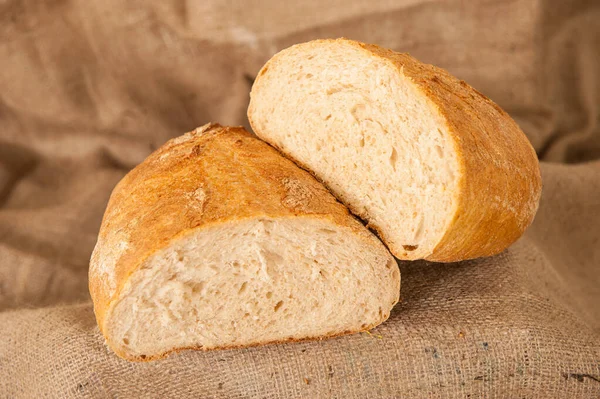 Λευκό ψωμί σε λινάτσα φόντο — Φωτογραφία Αρχείου