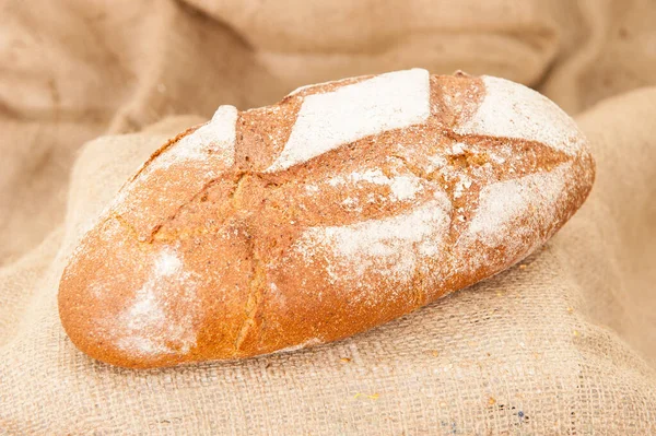 Pão branco no fundo da serapilheira — Fotografia de Stock