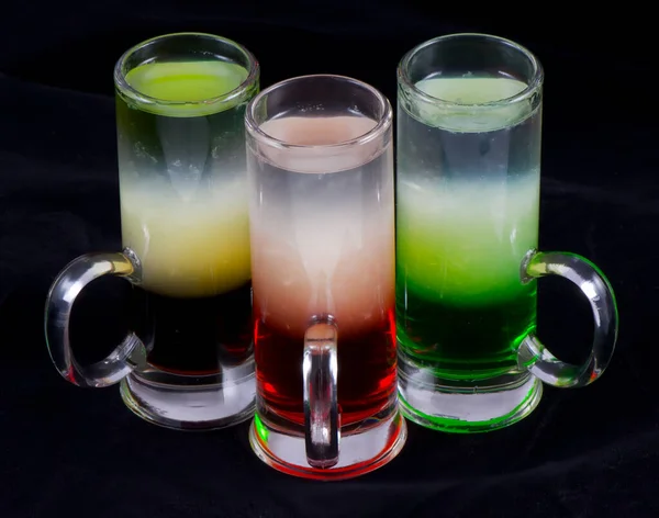Алкогольний коктейль знятий у склянці на чорному фоні — стокове фото
