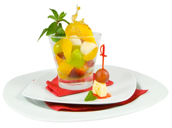 Insalata di frutta in un bicchiere su un piatto — Foto Stock