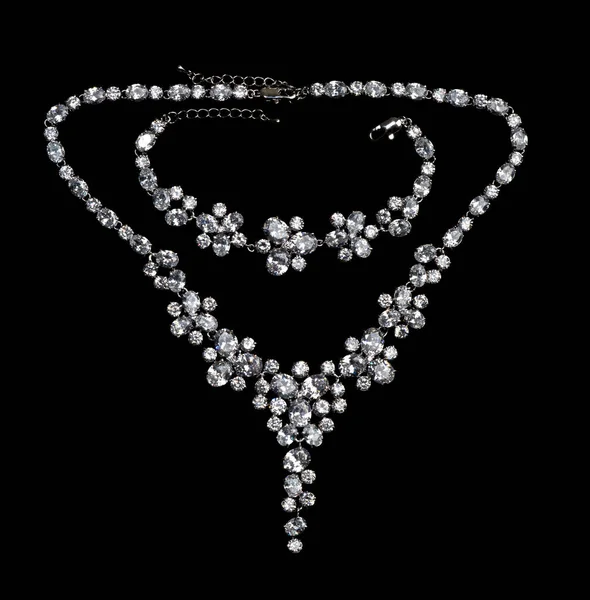 Halskette mit Edelsteinen Diamanten auf schwarzem Hintergrund — Stockfoto