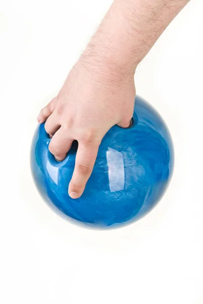 Hand en bowling bal op een witte achtergrond — Stockfoto
