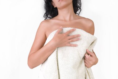 Beyaz arka planda havlusu olan kız