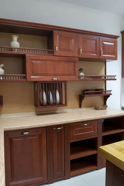 Интерьер кухни с мебелью из коричневого дерева — стоковое фото