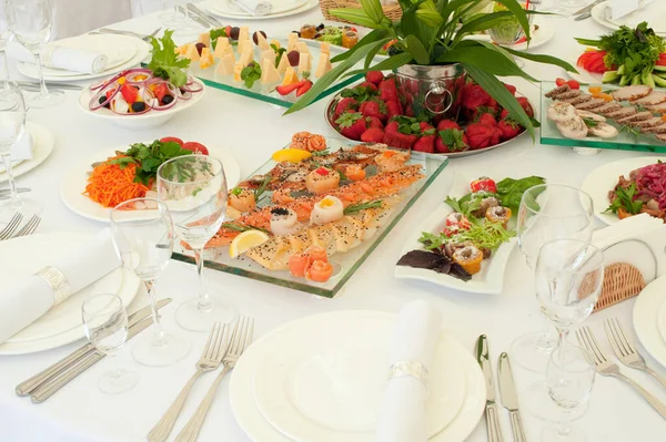 Bankettafel voor een vakantie met feestelijke gerechten — Stockfoto