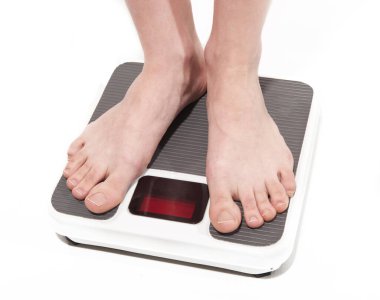 Elektronik ölçekte kadın ayakları