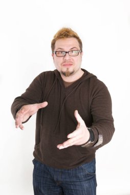 Gözlüklü ve kahverengi kazaklı şaşkın adam.