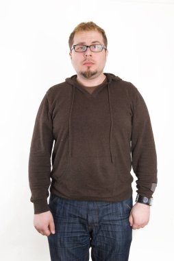 Gözlüklü ve kahverengi tişörtlü adam.