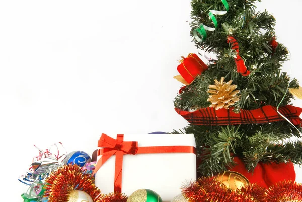 Liten julgran med dekorationer och presenter på en vit bakgrund — Stockfoto