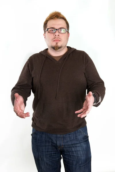 Uomo perplesso con occhiali e felpa marrone — Foto Stock