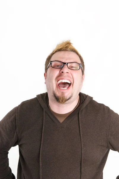 Hombre riendo con gafas y sudadera marrón — Foto de Stock