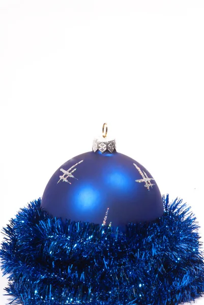 Tinsel azul de Navidad con bolas de Navidad sobre un fondo blanco — Foto de Stock
