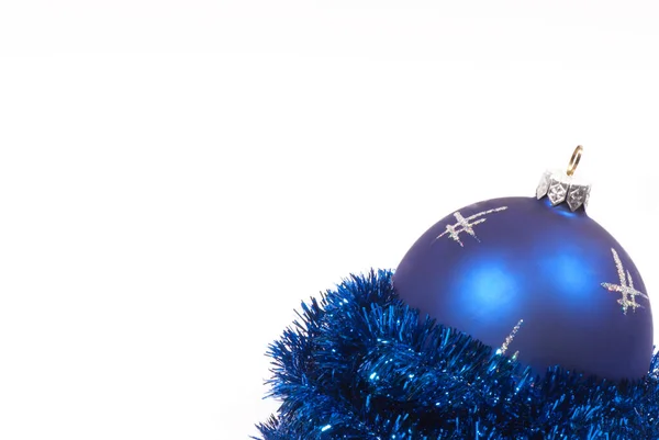 Tinsel de Noël bleu avec des boules de Noël sur un fond blanc — Photo