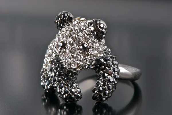 Ring mit weißen und schwarzen Edelsteinen auf schwarzem Hintergrund — Stockfoto