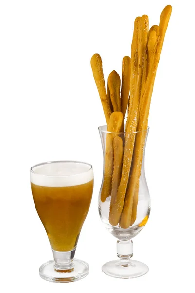 白を基調としたビールのグリッシースティックとグラス — ストック写真