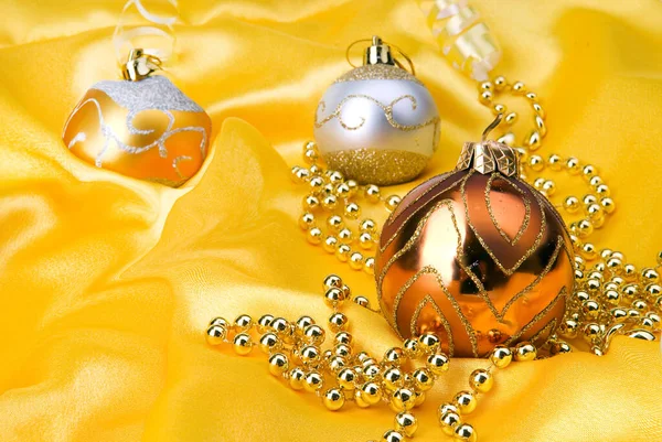 Weihnachten gelb Hintergrund mit goldener Weihnachtsdekoration — Stockfoto